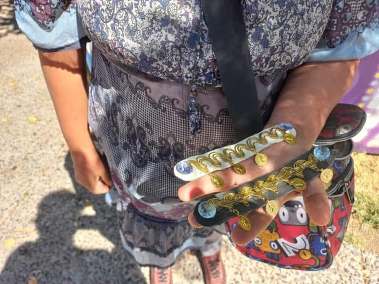 Alice fabrica artesanías que sirven para no tener que sujetar las mascarillas de las orejas.