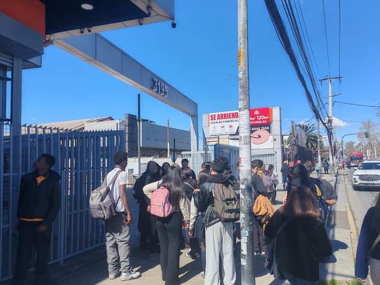 Millonario robo al Liceo El Llano de Maipú: estudiantes marchan mientras comunidad exige mayor seguridad