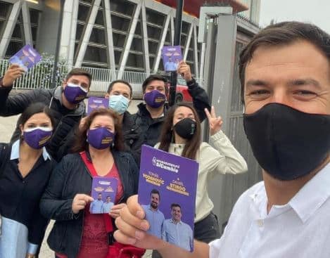 Tomás Vodanovic a las afueras del metro Santiago Bueras.