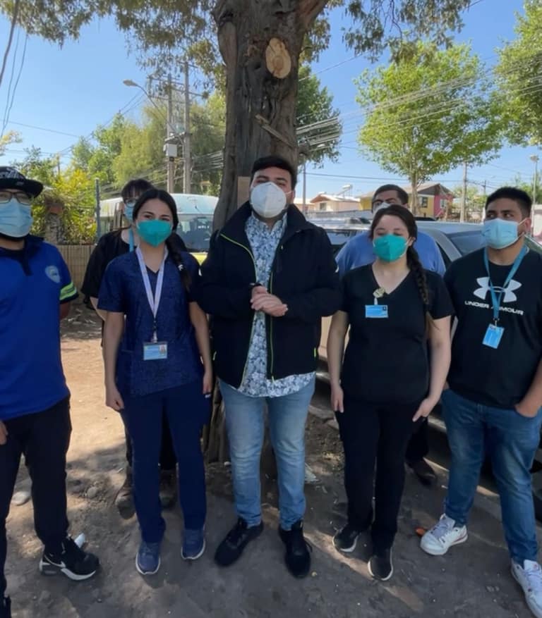Concejal Bladymir Muñoz junto al equipo de urgencias.