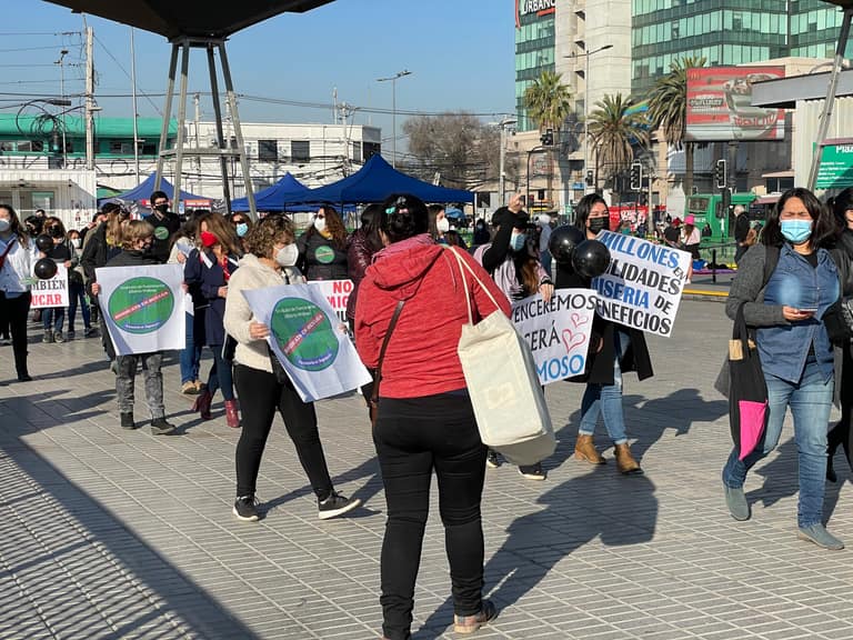 Funcionarios del colegio Alberto Widmer en Plaza de Maipú