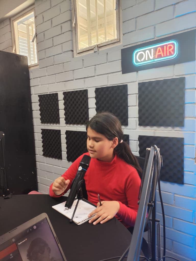 Radio León cumple 3 años al aire: conoce la historia de la emisora nacida en la Escuela León Humberto Valenzuela de Maipú
