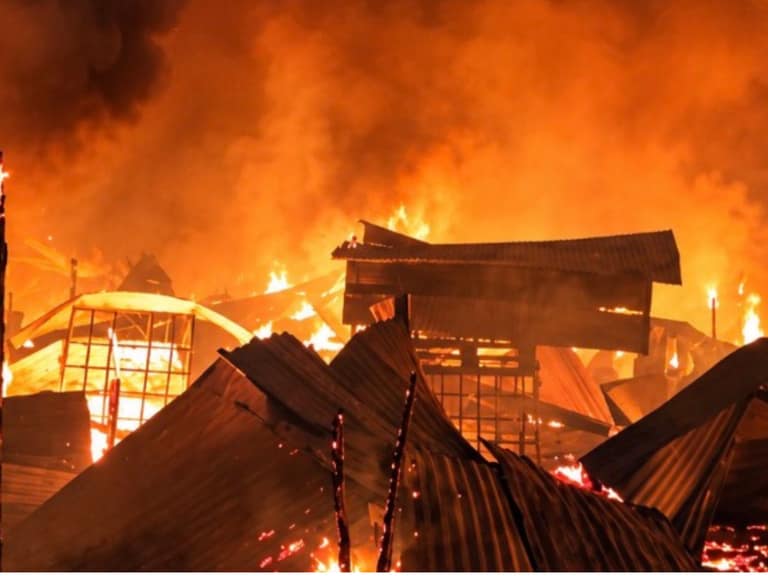 Incendio de gran magnitud destruye al menos ocho viviendas y una veintena de caballerizas en Campamento El Esfuerzo de Maipú