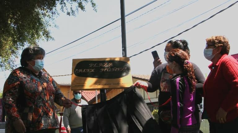 Descubrimiento de placa "Plaza 'Alex Núñez'".