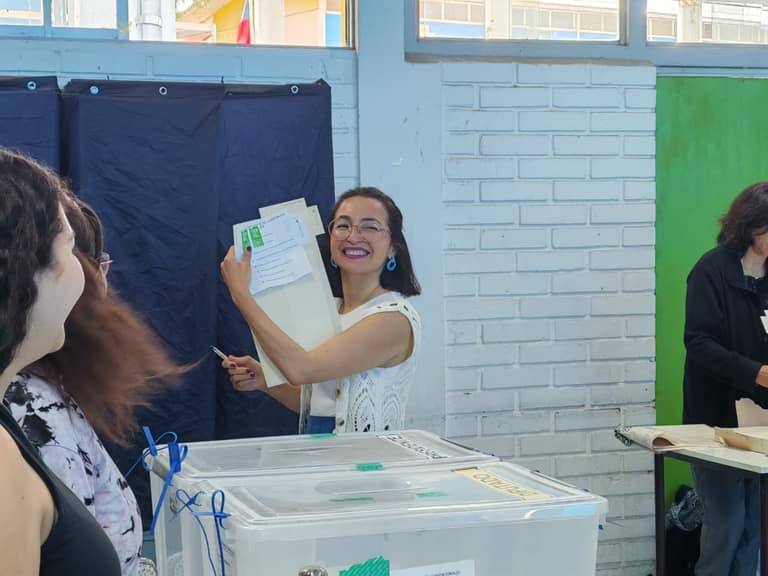Tatiana Urrutia vota acompañada por alcalde Vodanovic
