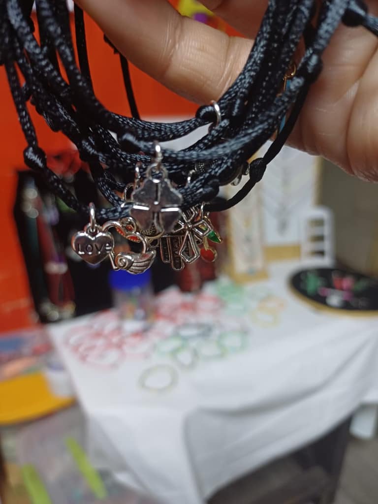 Maipucina apoya emprendimiento de bisutería.
