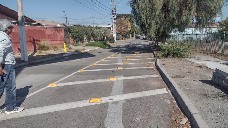 Intersección de Alfonso Vial y Américo Vespucio en villa Altué