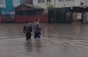 Se reportan varios sectores de Maipú anegados por el intenso sistema frontal