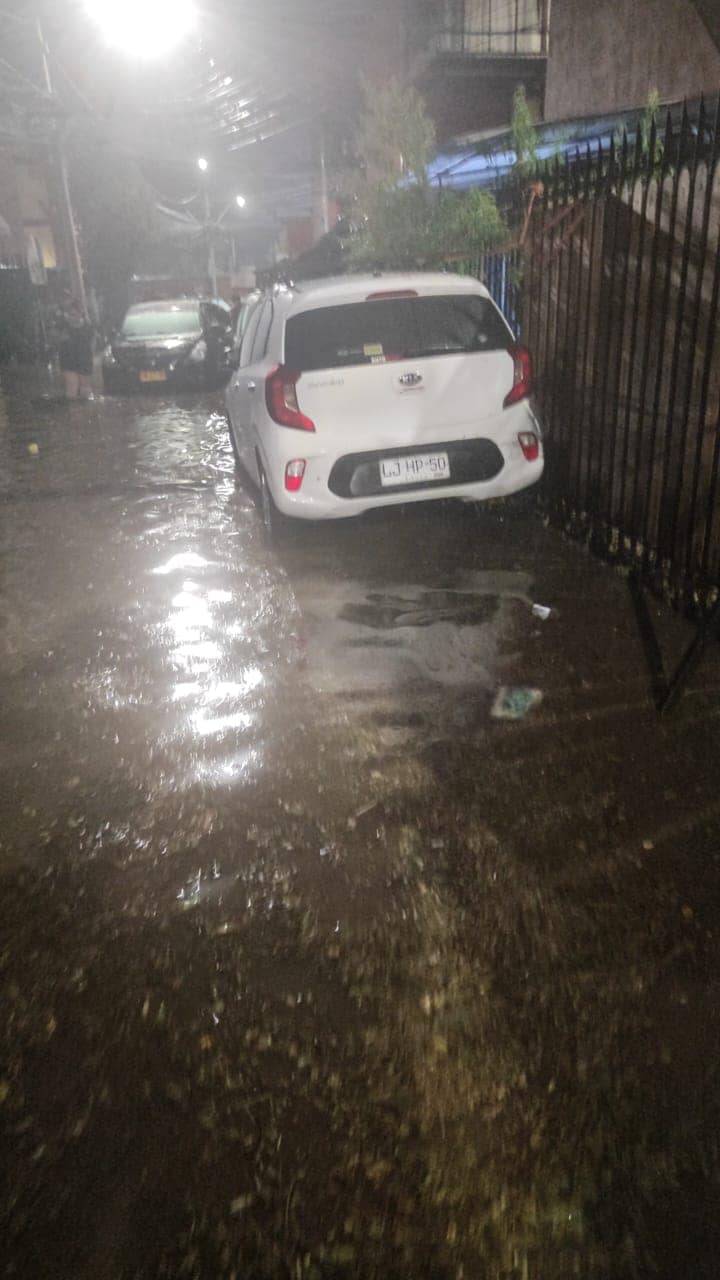 Pérdidas de autos en Maipú tras la inundación: el caso de una madre que quedó sin su único medio de transporte para trabajar y cuidar de su familia con necesidades de salud permanentes