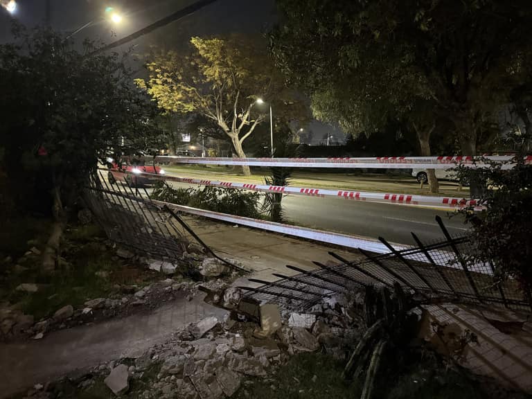 Auto choca frontis de casa de persona mayor