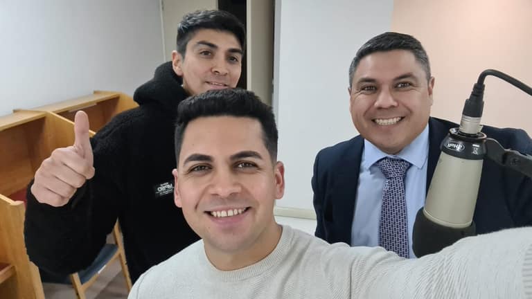 Grupo de hombres sonriendo para selfi