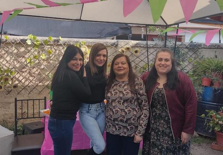 Nancy, vecina que padece cáncer, junto a su familia
