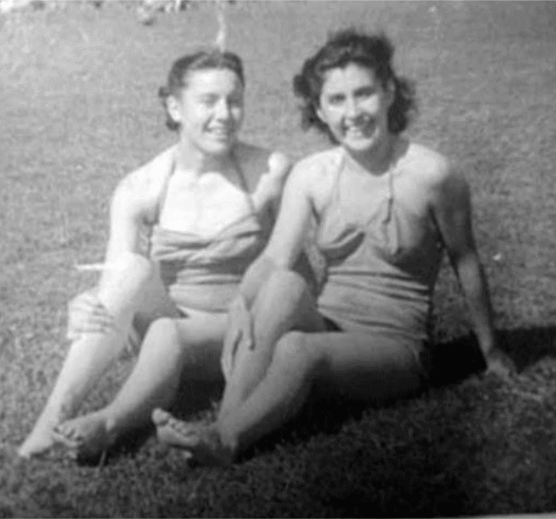 Dos mujeres sonriendo en trajes de baño vintage.