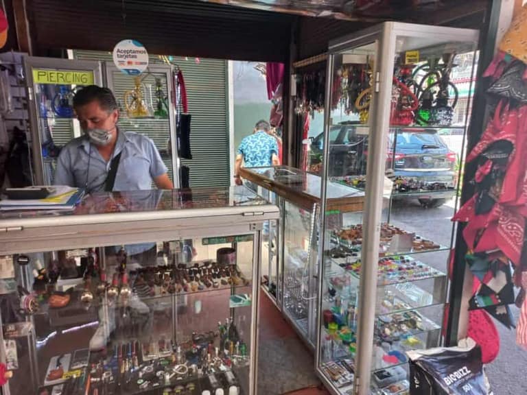 7 arrendatarios de la ex feria artesanal se movieron al persa de Maipú