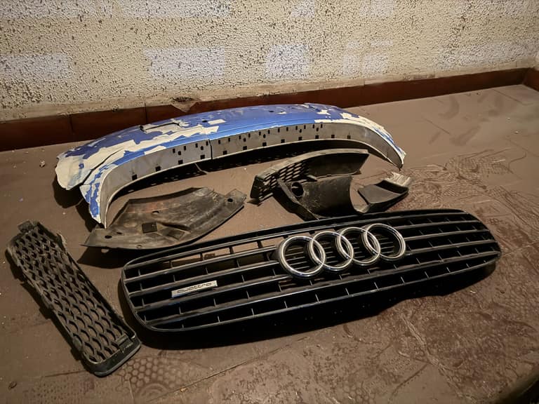 Auto choca frontis de casa de persona mayor