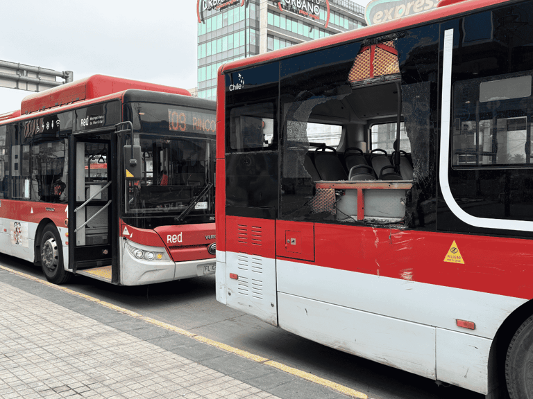 Buses RED protagonizan accidente de tránsito en Plaza de Maipú: dos personas lesionadas