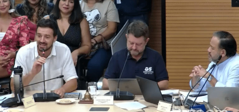 Alcalde Vodanovic junto al gobernador Claudio Orrego agradeciendo a la comisión de salud