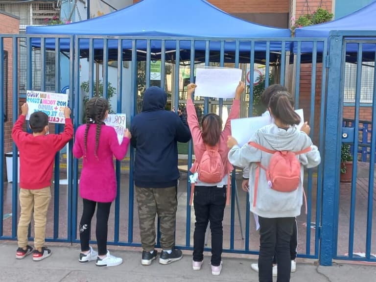 Niños protestan por agresiones en Complejo Educacional Maipú