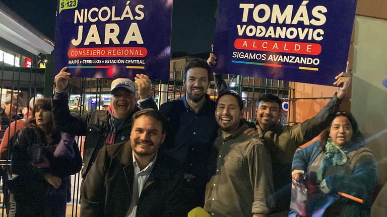 Nicolás Jara, al costado derecho de Tomás Vodanovic