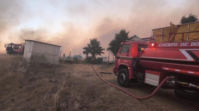 cuerpo de bomberos de maipú en incendio forestal