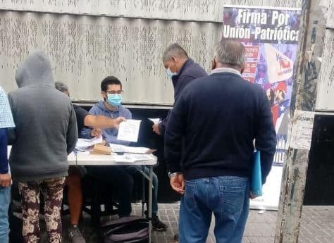 Danilo Ramírez presentando el programa de UPA a vecinos en Plaza Maipú.