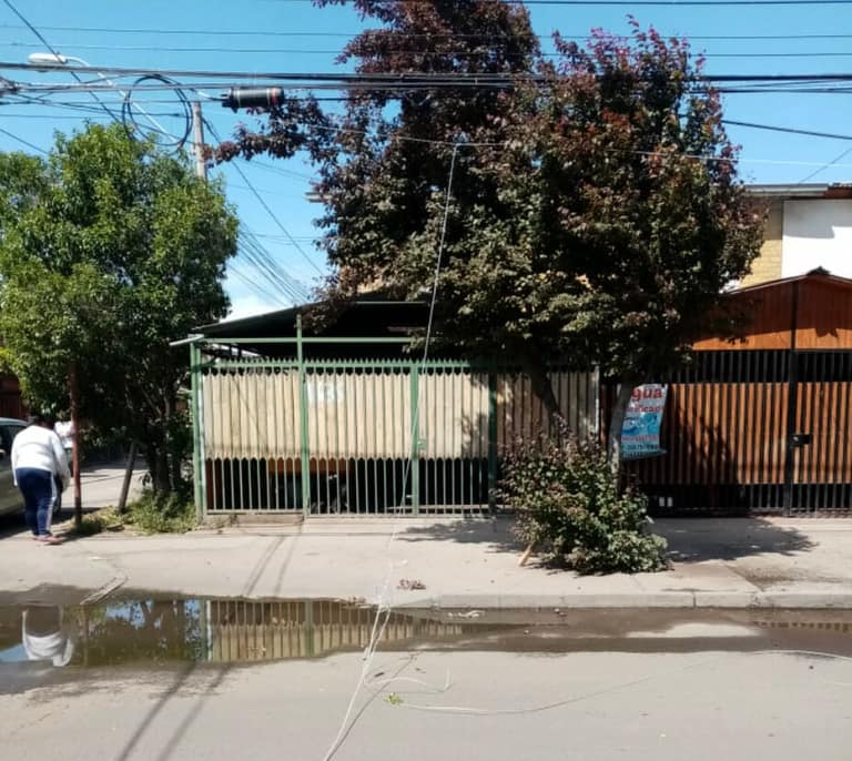 Camión arrasó con cable de internet y electricidad en Maipú