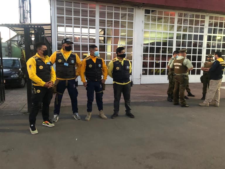 personal municipal custodiando la salida de bomberos en la Feria de El Descanso