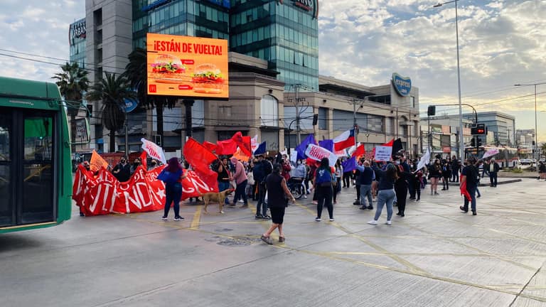 Fotos LVDM: Pobladores paralizan el tránsito por el Apruebo y el Derecho a la Vivienda en la Constitución