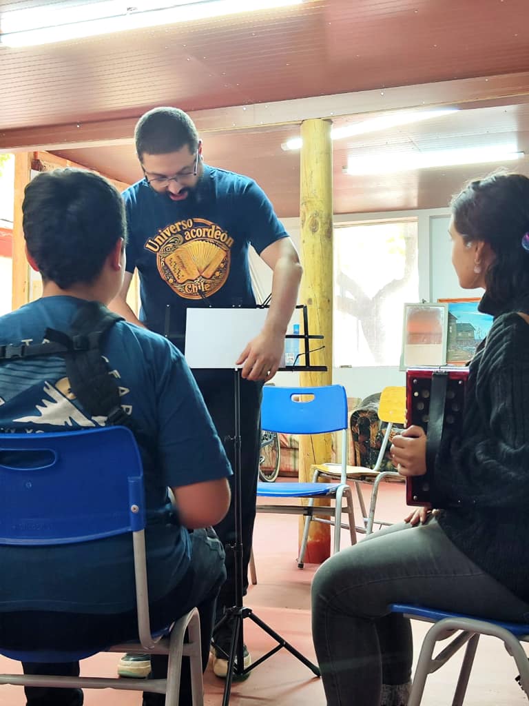 «Que Maipú tenga sus propios acordeonistas»: la historia de Sebastián Mufasa y su proyecto Universo Acordeón