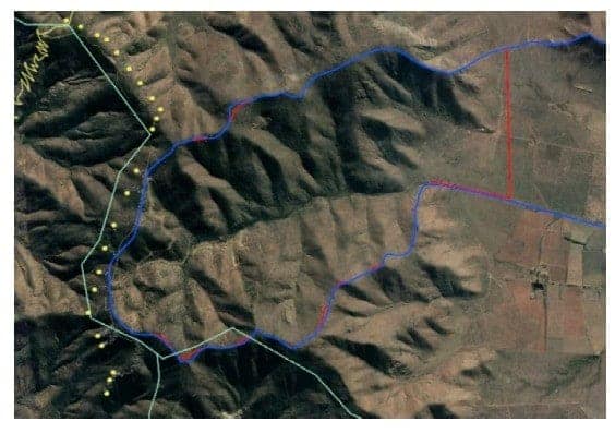 Imagen de Google Earth (P.Lazo). Rol Universidad de Chile, Santuario de la Naturaleza Quebrada de la Plata en rojo, rutas amarillas para taludes del proyecto.