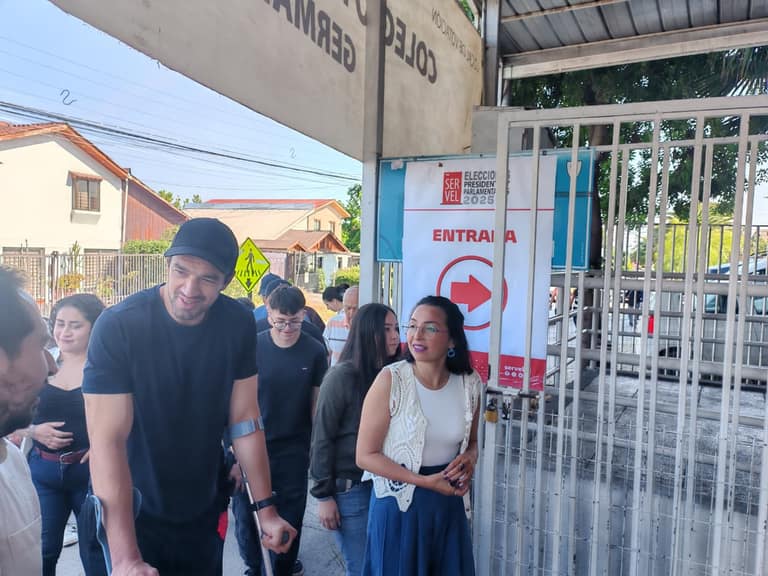 Tatiana Urrutia vota acompañada por alcalde Vodanovic