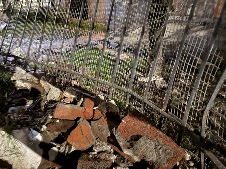 Auto choca frontis de casa de persona mayor