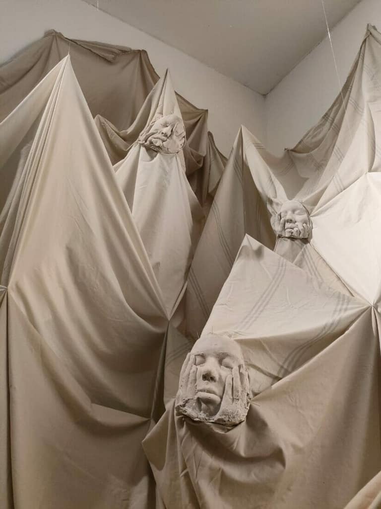Obra de Vanya: "Donde padezco en calma", expuesta en laboratorio de Balmaceda Arte Joven.