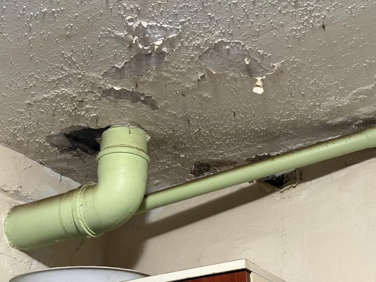 Con riesgo eléctrico: Vecina de Villa el Sol de Maipú lleva más de una semana con filtraciones de agua lluvia en su casa