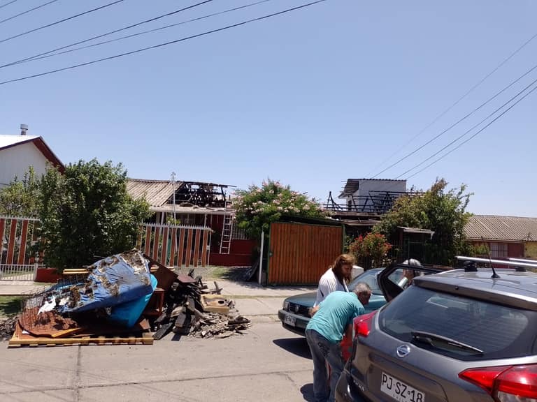 Incendio afectó casas de adultos mayores en Maipú: familias y vecinos organizan completadas y bingos a beneficio