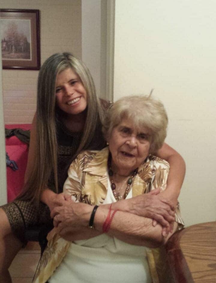isabel y ernestina mujer 92 años