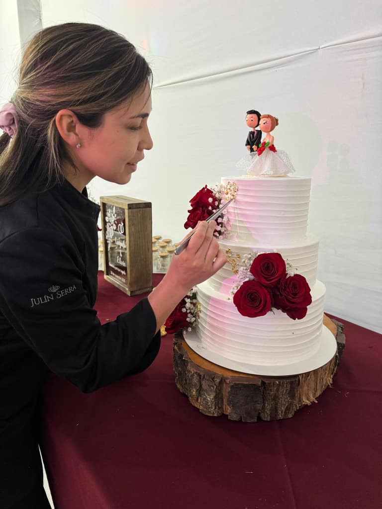 Valentina trabajando en una de sus creaciones.
