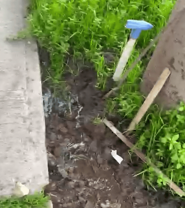 Dos meses sin respuesta: vecinos de calle Capri denuncian fuga de agua sin reparación