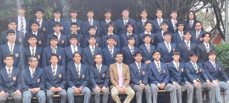 Foto del Cuarto Medio C del Liceo Nacional, curso que tuvo a tres Puntajes Máximos: Leandro Pérez, Giovanni Silva y Bastián Ponce.