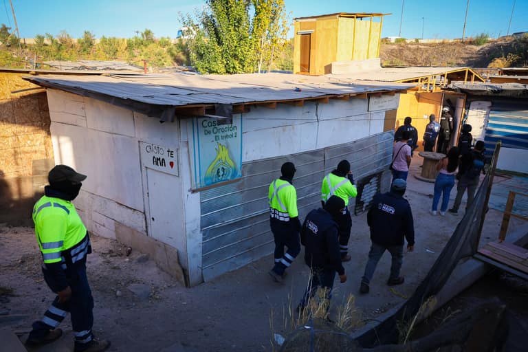 Vodanovic tras demolición de viviendas en toma de Camino a Melipilla: «El objetivo último es la erradicación completa»