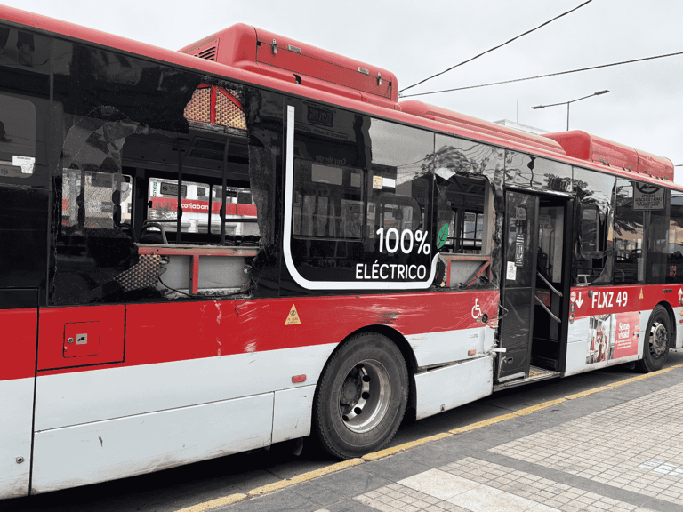 Buses RED protagonizan accidente de tránsito en Plaza de Maipú: dos personas lesionadas
