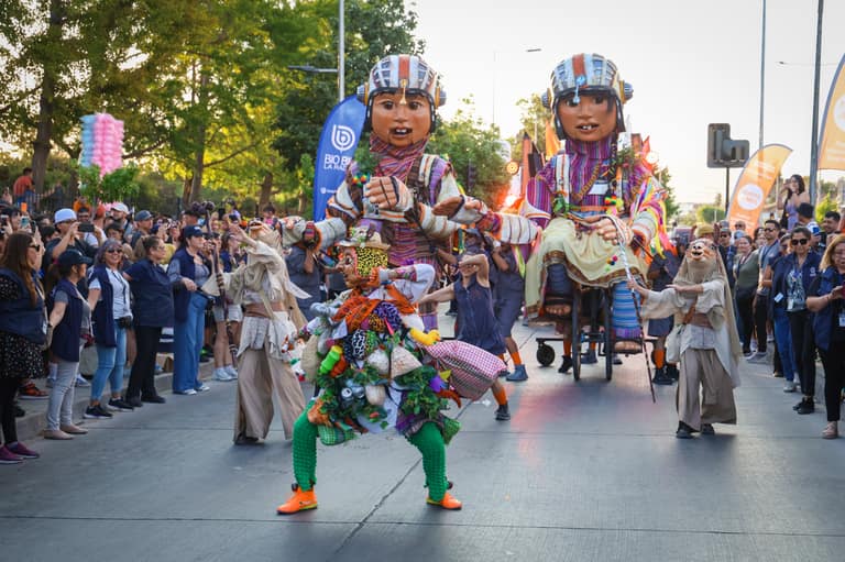 Teatro a Mil llenó las calles: Maipú ayudó a viajeros en el tiempo a despertar al gigante dormido de Tarapacá