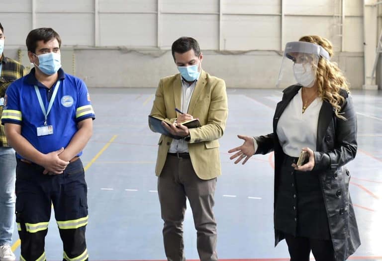 Alcaldesa Cathy Barriga, durante el anuncio de la habilitación de 80 camas clínicas de cuidado intermedio en el Polideportivo Martín Vargas Fuentes (Fotografía Municipalidad de Maipú)