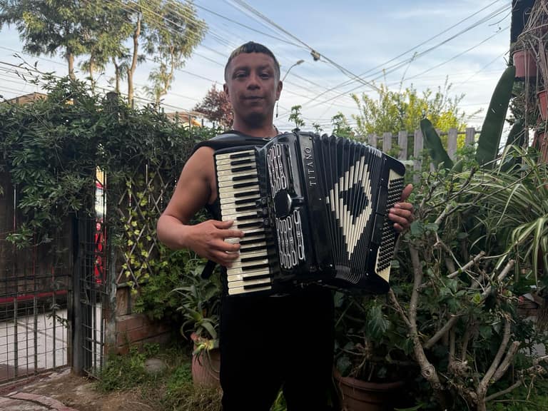 Lautaro Llancaqueo, el músico maipucino que lleva la cueca a la rueda, a la calle y a la micro: «En Chile siempre hay cueca en todos lados, lo que pasa es que no se ve»