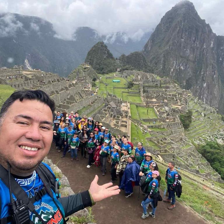 Israel Gómez junto a participantes de Trekking para principiantes en Machu Picchu