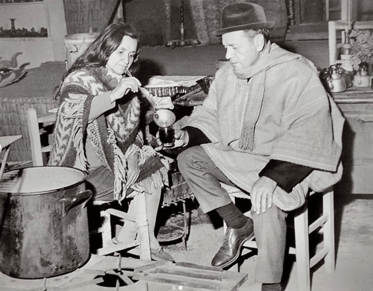 Violeta Parra junto a su hermano mayor Nicanor Parra en "La Carpa" de La Reina.
