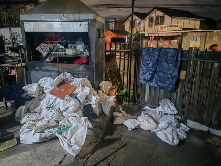 Familias de la Villa El Sol continúan trabajando en los destrozos que dejó el sistema frontal