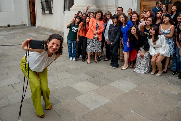 El gobierno celebró que hayan más mujeres estudiando ciencias