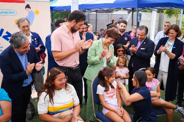 Alcalde Tomás Vodanovic junto a la Ministra de Salud, Ximena Aguilera, felicitando a una niña, quien se encuentra en la población objetivo, por vacunarse contra la influenza.
