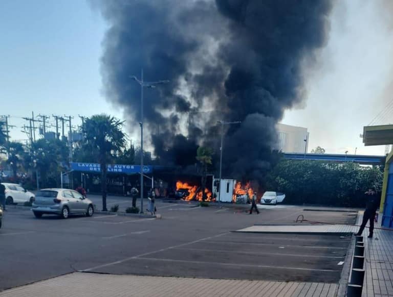 Incendio en Maipú: las llamas consumen un carwash en centro comercial